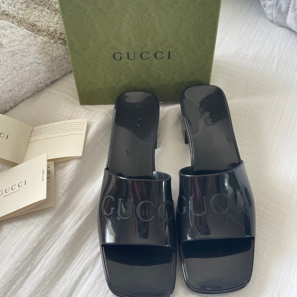 GUCCI Women's rubber slide sandal